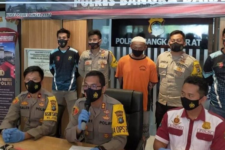 M Sarkawi, terduga pelaku pembunuhan istri dan tetangganya diamankan di Mapolres Bangka Barat, Selasa (16/3/2021).