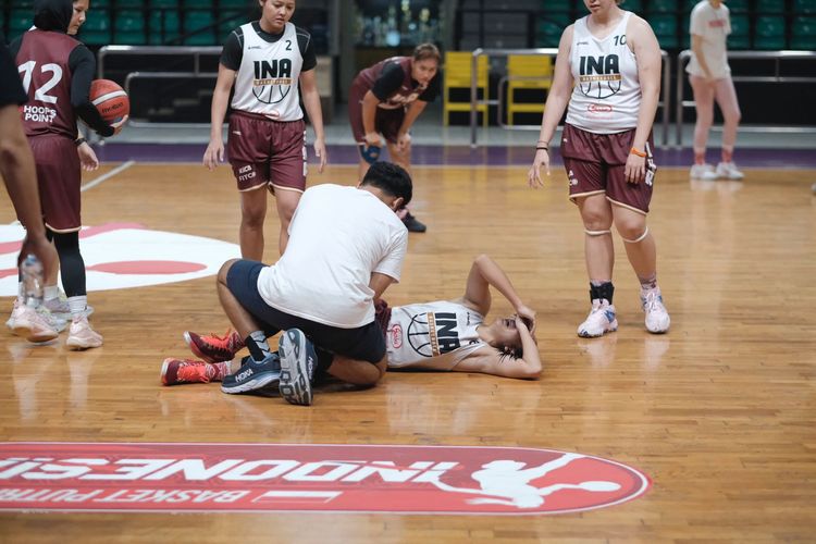 Pemain timnas basket putri Indonesia, Annisa Widyarni, mengalami cedera ACL jelang FIBA Women?s Asia Cup 2021.