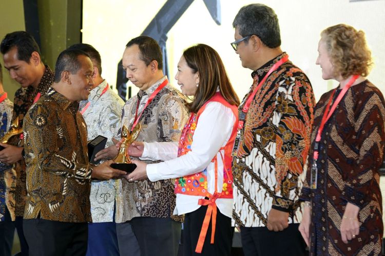 Direktur Komersial Ratih Esti Prihatini PGN menerima penyerahaan trofi Penghargaan Patra Karya Raksa Tama yang diserahkan langsung oleh Menteri ESDM Bahlil Lahadilia.