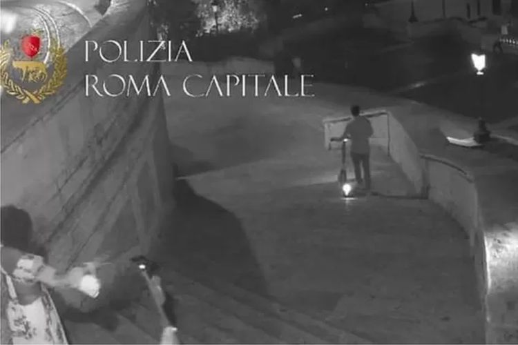Turis yang mendorong skuter di anak tangga bersejarah Spanyol di Roma telah menyebabkan kerusakan senilai Rp423 juta.