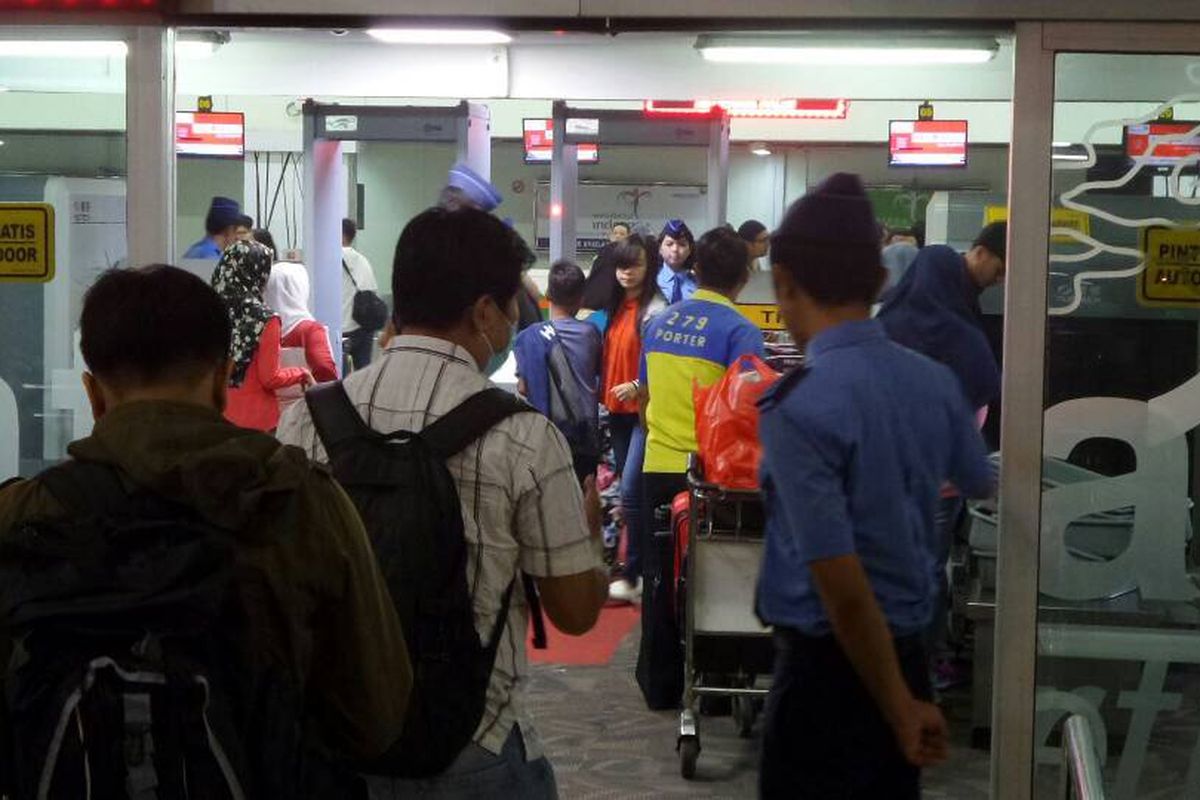 Pemudik memadati gerbang keberangkatan Terminal 1B Bandara Soekarno-Hatta, Tangerang, Jumat (23/6/2017) dini hari. Puncak arus mudik via Bandara Soekarno-Hatta diprediksi jatuh pada hari ini dan Sabtu (24/6/2017) besok.