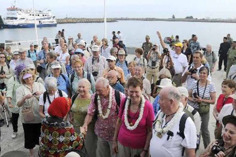 Para turis dari kapal pesiar MV Clipper Odyssey asal Miami Amerika Serikat, disambut kedatangannya di Pelabuhan Ulee Lheue, Banda Aceh, Senin (10/1/2011). Dalam kunjungan selama enam jam di Banda Aceh, wisatawan mengunjungi sejumlah objek wisata tsunami, sejarah, dan menyaksikan atraksi budaya Aceh. 