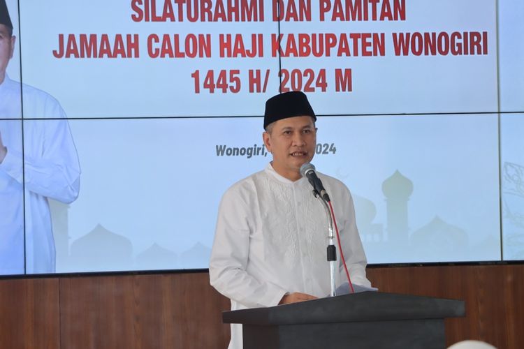Wakil Bupati (Wabup) Wonogiri Setyo Sukarno saat memberikan sambutan kepada 331 calon jemaah haji asal Kabupaten Wonogiri di Pendopo Kabupaten Wonogiri, Jawa Tengah, Kamis (30/5/2024). 