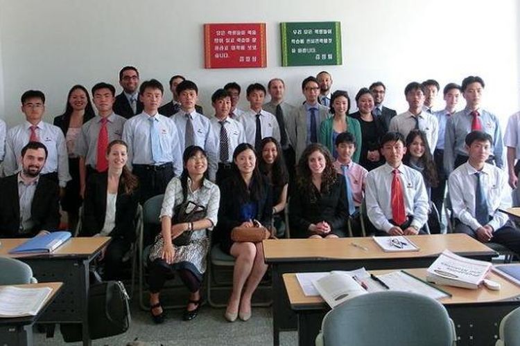Para mahasiswa Universitas Sains dan Teknologi Pyongyang (PUST), menerima kunjungan dari para mahasiswa Universitas Columbia, AS.