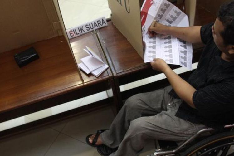 Penyandang disabilitas atau difabel mengikuti Sosialisasi dan Simulasi untuk Pemilih Disabilitas Pemilu 2014 di Kantor KPU, Jakarta, Jumat (4/4/2014). Simulasi yang diikuti oleh berbagai penyandang disabilitas itu untuk mensosialisasikan cara dan formulir pencoblosan, terutama bagi mereka yang memerlukan pendamping saat memberikan suara. KOMPAS/WISNU WIDIANTORO 