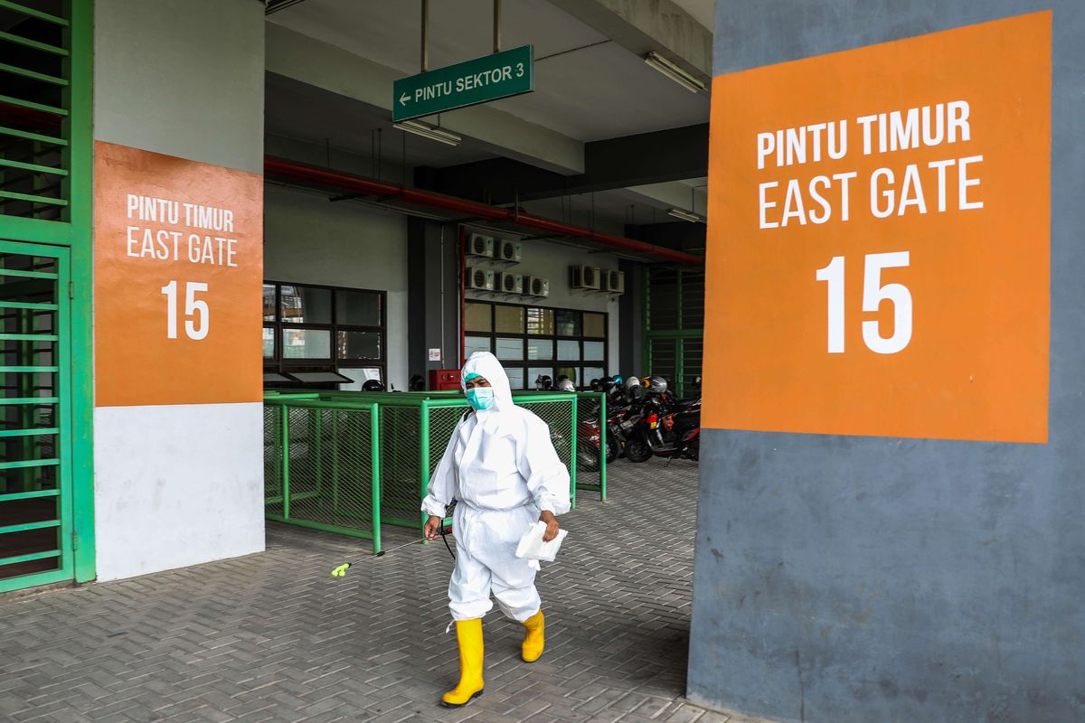 Tenaga kesehatan menggunakan alat pelindung diri (APD) menuju mobil ambulans untuk menjemput pasien Covid-19 di Stadion Patriot Chandrabhaga, Bekasi, Jawa Barat, Kamis (10/9/2020). Sebanyak 55 tempat tidur telah disiapkan pihak Pemerintah Kota Bekasi di stadion tersebut sebagai tempat untuk isolasi mandiri pasien Covid-19.