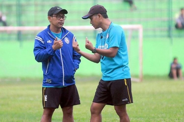 Pelatih Arema FC, Aji Santoso (kiri), berdiskusi dengan asisten pelatih Joko Susilo saat mengawasi sesi latihan di Stadion Gajayana Kota Malang, Senin (20/2/2017) sore.