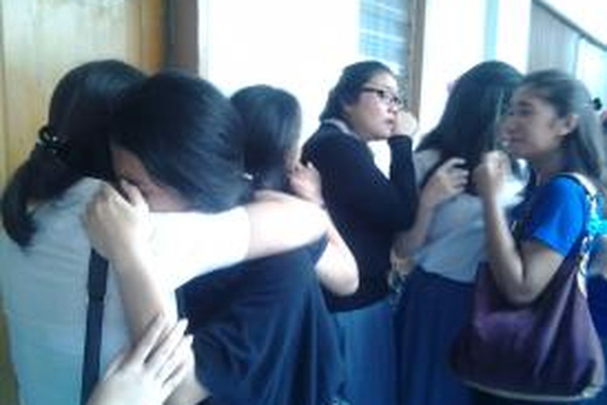Sejumlah siswi SMA 3 Jakarta tampak menangis histeris usai pembacaan vonis bebas bersyarat di Pengadilan Negeri Jakarta Selatan, Selasa (26/8/2014).