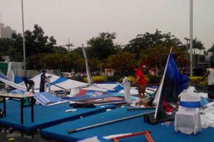 Tenda-tenda peserta Konvensi Calon Presiden (Capres) Partai Demokrat roboh diterjang angin di luar lokasi debat peserta di Grand City Convention Center, Surabaya, Jawa Timur, Kamis (13/2/2104).