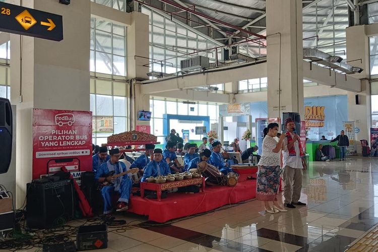 Hiburan musik Gambang Kromong untuk para pemudik di Terminal Pulogebang, Kamis (20/4/2023)