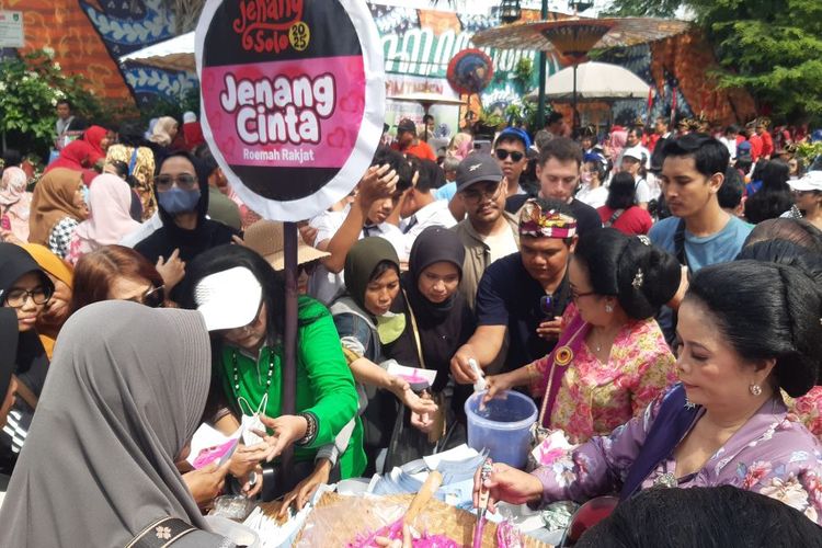 Hanya Hitungan Menit, 10.000 Jenang Ludes Diserbu Masyarakat di HUT Ke-280 Kota Solo