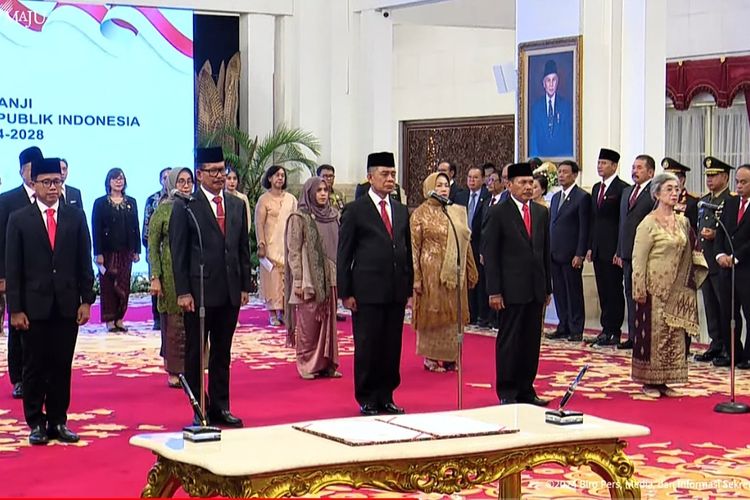Pelatikan  Komisi Kejaksaan RI masa jabatan tahun 2024-2028 oleh Presiden Joko Widodo di Istana Negara, Jakarta Pusat, Rabu (21/2/2024).