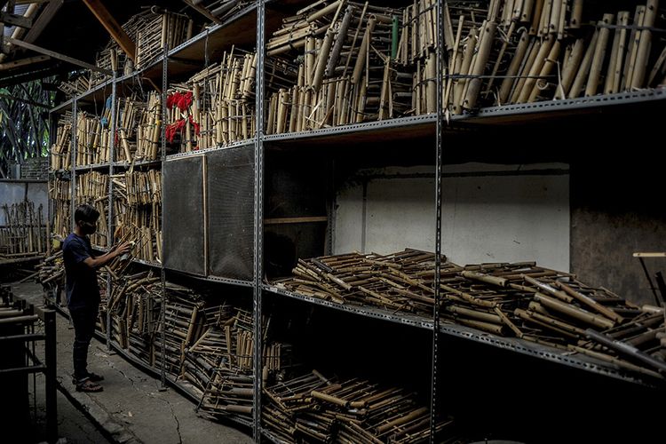 Pekerja membersihkan alat musik angklung di Saung Angklung Udjo, Bandung, Jawa Barat, Minggu (24/1/2021). Pandemi membuat aktivitas bisnis pariwisata di Saung Angklung Udjo cukup terpuruk dengan hanya dikunjungi tak lebih dari 20 orang dalam sepekan, padahal saat kondisi normal mampu menarik hingga dua ribu orang per hari.