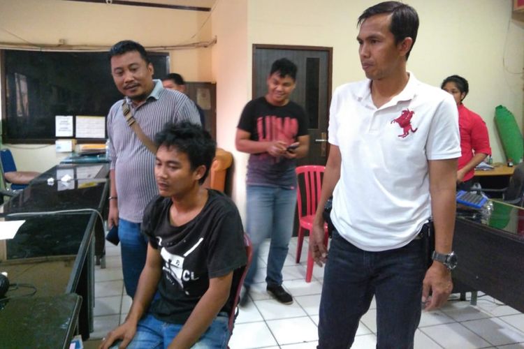 Ari (21) ketika berada di Polresta Palembang, usai ditangkap petugas karena telah melakukan aksi perampokan dan membawa tiga unit handphone, Minggu ( 30/9/2018) .Ari diketahui telah merampok rumah polwan yang ketika itu sedang sepi.