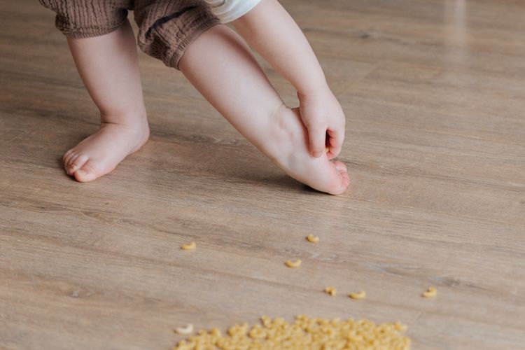 Kecerobohan pada anak merupakan hal yang wajar sebagai bagian dari perkembangannya. Namun, ada kondisi-kondisi kecerobohan tertentu yang bisa diamati orangtua, yang menggambarkan adanya gangguan perkembangan pada buah hati mereka. 