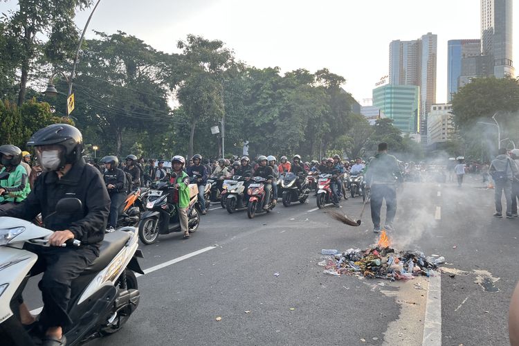 Massa Aksi Bubar, Jalan Depan Gedung Grahadi Surabaya Kembali Dibuka