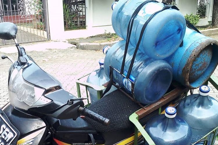 Motor bebek pengangkut barang.