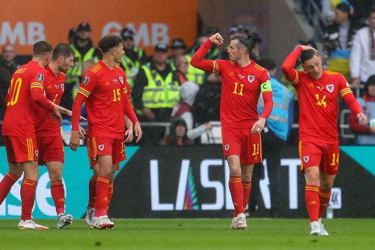 Kapten timnas Wales Gareth Bale (dua dari kanan) melakukan selebrasi usai timnya unggul atas Ukraina lewat gol bunuh diri Andriy Yarmolenko pada laga final Playoff Piala Dunia 2022 Zona Eropa di Stadion Cardiff City, Minggu (5/6/2022) malam WIB. Di artikel ini Anda bisa baca profil tim Piala Dunia 2022, timnas Wales.
