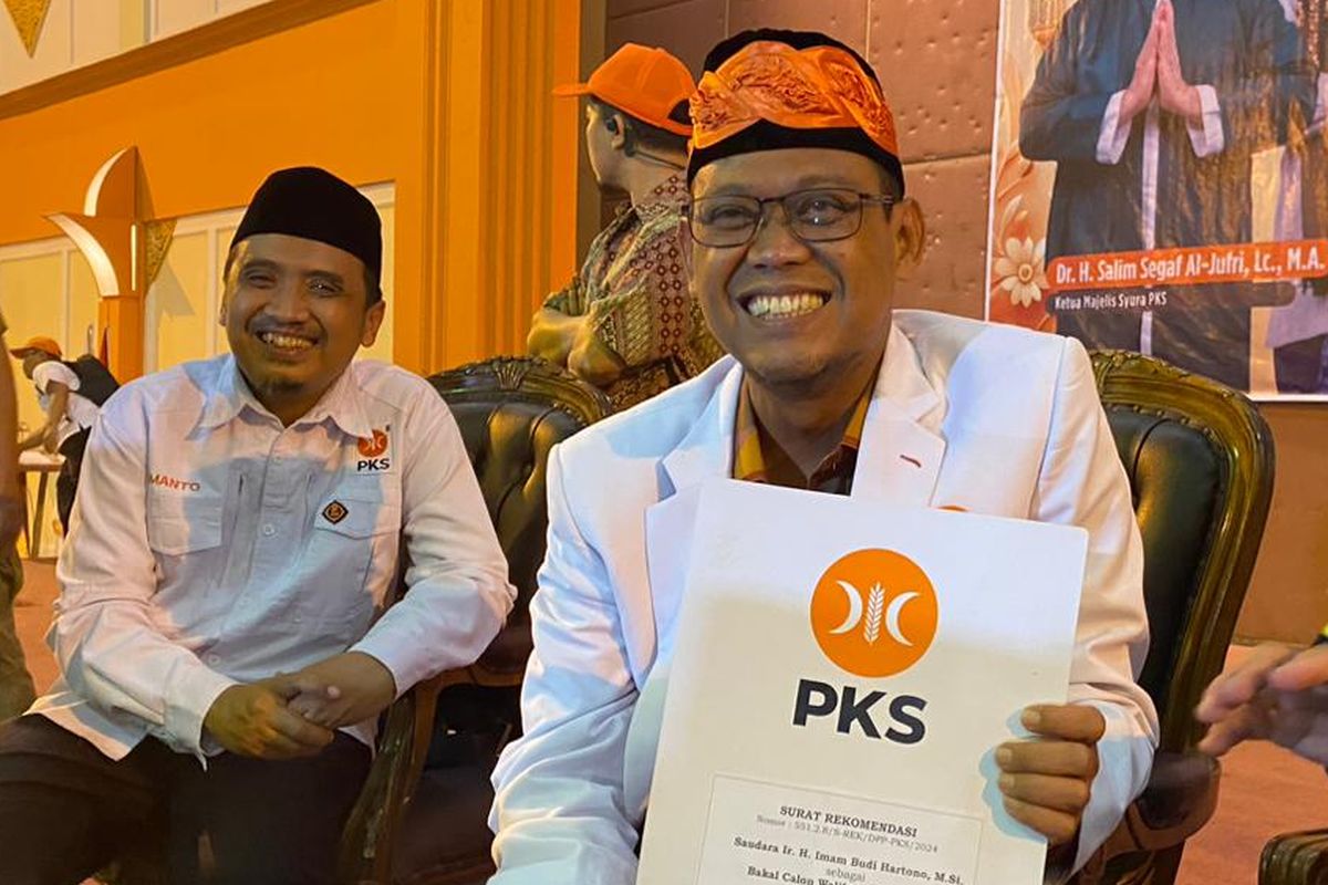 Wakil Wali Kota Depok Imam Budi Hartono yang mewakili PKS menjadi bakal calon wali kota (Cawalkot) Depok di Pilkada 2024, Rabu (24/4/2024).