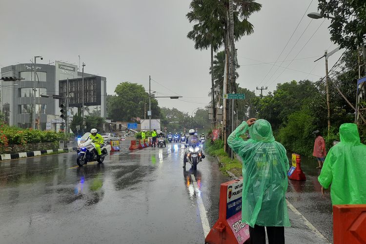 Petugas kepolisian sedang menutup ruas jalan menuju jalur wisata Puncak Bogor, Jawa Barat, karena Diberlakukan one way atau satu arah ke Jakarta, Selasa (28/1/2025) siang.