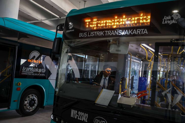 Bus listrik sudah tersedia dan beroperasi di Jakarta International Stadium (JIS) di Papanggo, Tanjung Priok, Jakarta Utara, Kamis (24/3/2022). Berdasarkan laporan mingguan ke-131 dari PT Jakarta Propertindo mencatat bahwa progres realisasi pembangunan stadion yang diproyeksikan berkapasitas 82.000 penonton itu telah mencapai 98,26 persen.