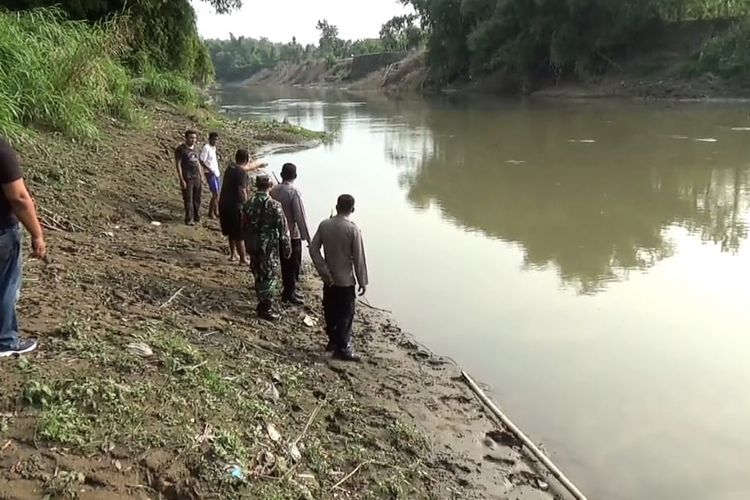 Dua pelajar dari Desa Kandangan, Kecamatan Ngawi, tewas tenggelam di aliran Bengawan Madiun di lokasi yang berbeda. Kedua korban sisuga tidak bisa berenang sehinnga tewas tenggealm.