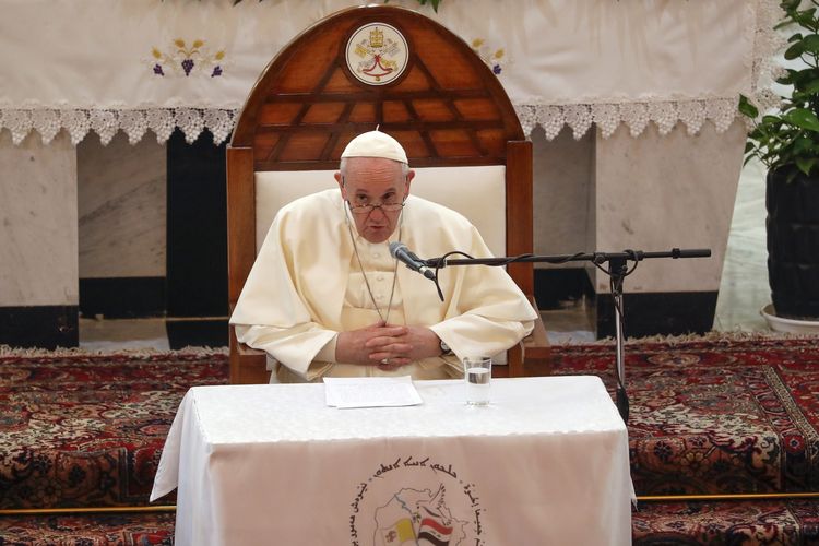 Paus Fransiskus saat berpidato dalam pertemuan dengan para uskup dan pendeta, di Katedral Sayidat Al Nejat (Our Lady of Salvation) di Baghdad, Irak, pada Jumat (5/3/2021).