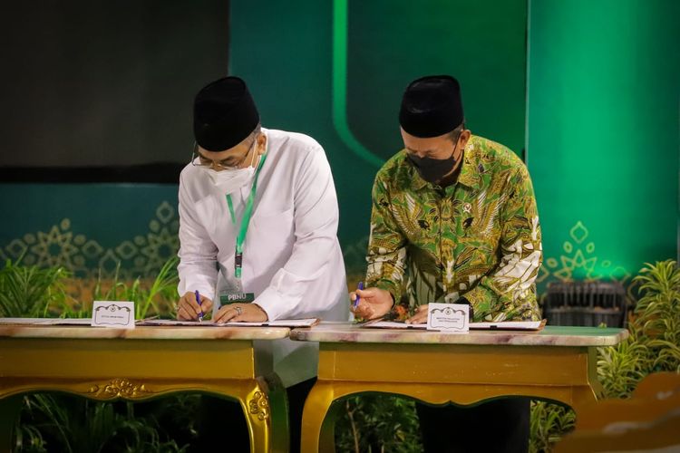Menteri KP Sakti Wahyu Trenggono dan Ketua Umum PBNU Yahya Cholil Staquf saat menandatangani nota kesepahaman (MoU) dalam acara Pengukuhan PBNU Masa Khidmat 2022-2027 di Gedung Dome, Kota Balikpapan, Kalimantan Timur (Kaltim), Senin (31/1/2022).