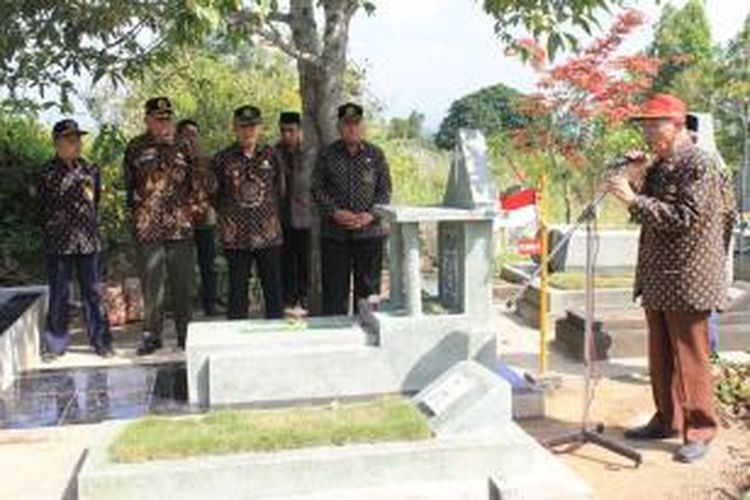 Prosesi upacara penancapan bendera di makam pejuang, Rudianto, di kompleks pemakaman Giriloyo, Kota Magelang, Kamis (4/9/2014).