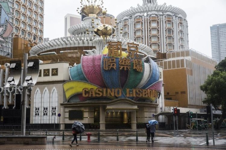 Terlihat Kasino Lisboa di Makau tutup menyusul ancaman siklon tropis Mangkhut yang makin mendekat pada Minggu (16/9/2018). (AFP/Isaac Lawrence)
