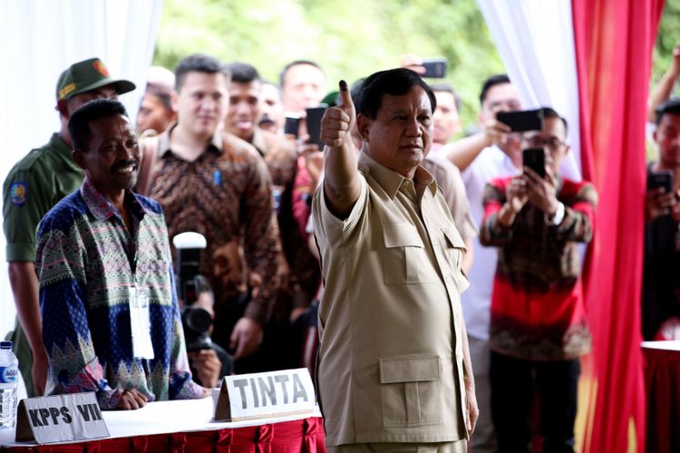 Ketua Umum Partai Gerindra, Prabowo Subianto, menggunakan hak pilihnya dalam pemilihan kepala daerah (Pilkada) Serentak 2018 di TPS 17, Desa Bojong Koneng, Kecamatan Babakan Madang, Kabupaten Bogor, Rabu (27/06/2018). Pilkada serentak kali ini diikuti 17 provinsi, 115 kabupaten dan 39 kota.