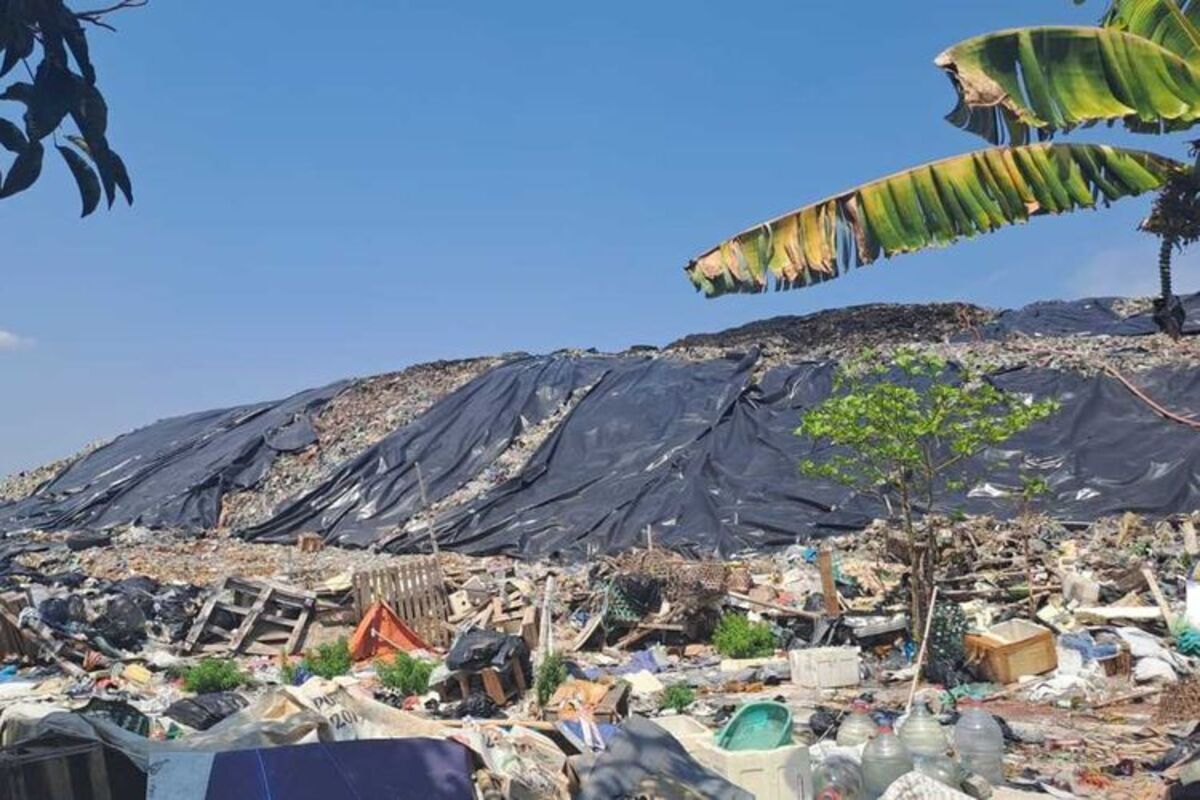 Tempat Pembuangan Akhir (TPA) Jatibarang, Kota Semarang, Jawa Tengah. Proyek Waste to Energy baru menyelesaikan 20 persen permasalahan sampah di Indonesia menurut Menteri Koordinator Bidang Pangan, Zulkifli Hasan.