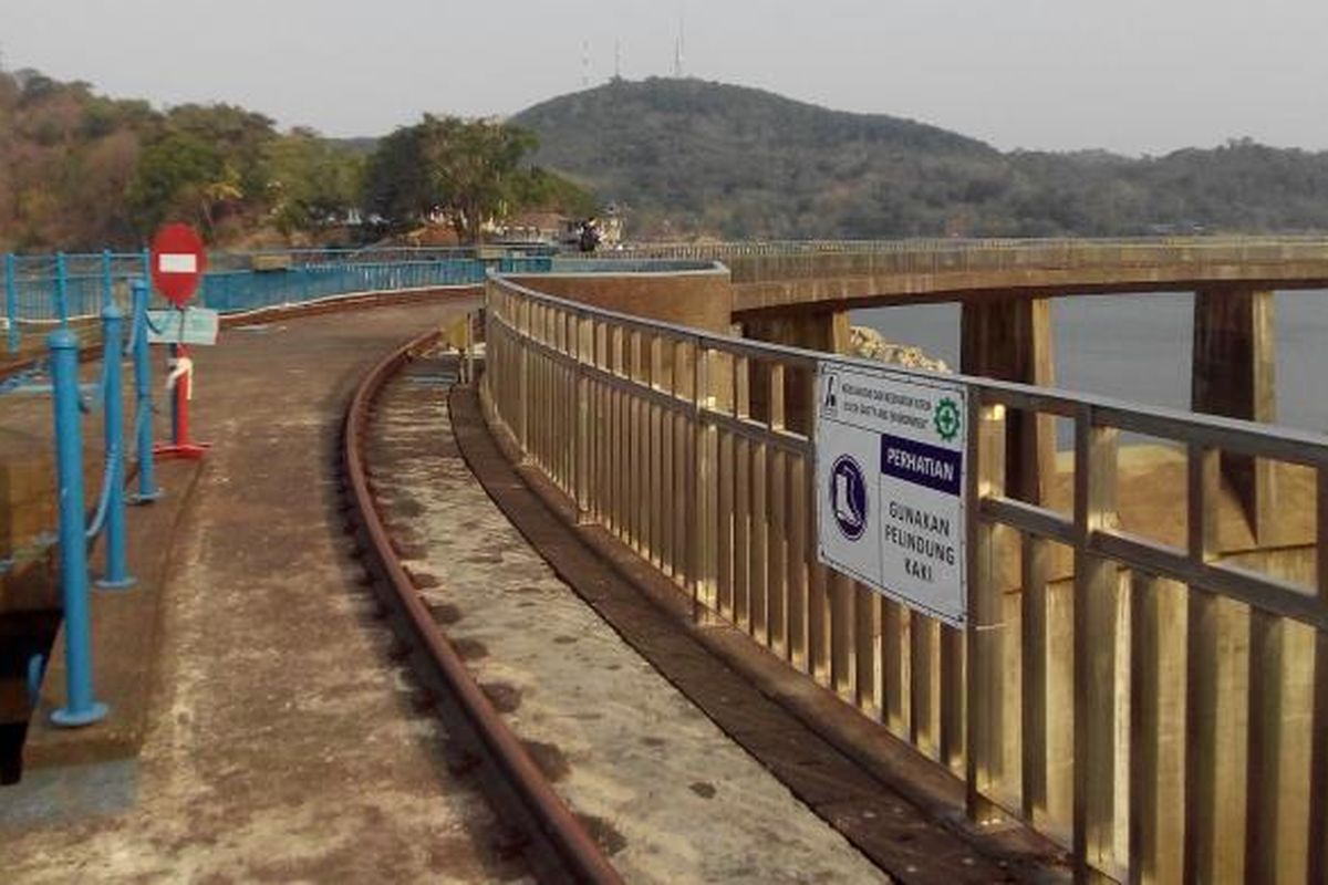 Bendungan Ir. Juanda atau yang lebih dikenal Waduk Jatiluhur di Purwakarta, Jawa Barat.