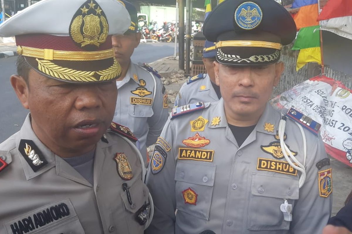 Kasatlantas Polres Jakbar Kompol Hari Admoko dan Kasi Ops Sudin Dishub Jakarta Barat Afandi di Traffic Light Tomang Raya, Jakarta Barat, Senin (9/9/2019)