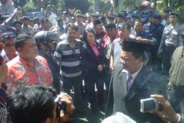 Para anggota dewan saat bergabung dengan massa pengunjukrasa yang menuntut mundur ketua DPRD Kota Kediri, Jum'at (23/8/2013), di kantor DPRD Jalan Mayor Bismo.