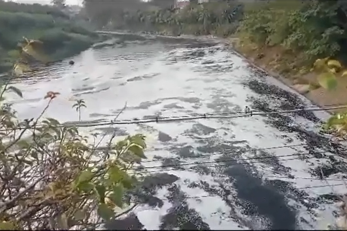 Tangkap layar video menunjukkan pencemaran air di Kali Bekasi.