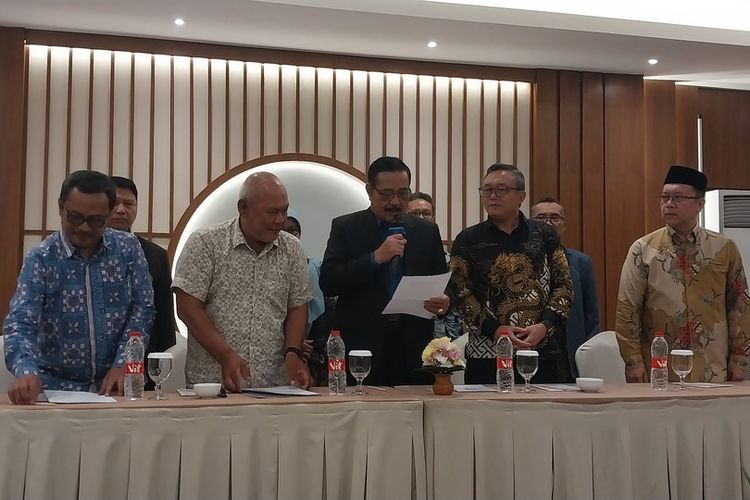 Forum pimpinan perguruan tinggi Kota dan Kabupaten Tasikmalaya, Jawa Barat, deklarasi Pemilu damai supaya masyarakat gak terpecah belah saat proses demokrasi di Hotel Santika, Tasikmalaya, Rabu (7/2/2024).