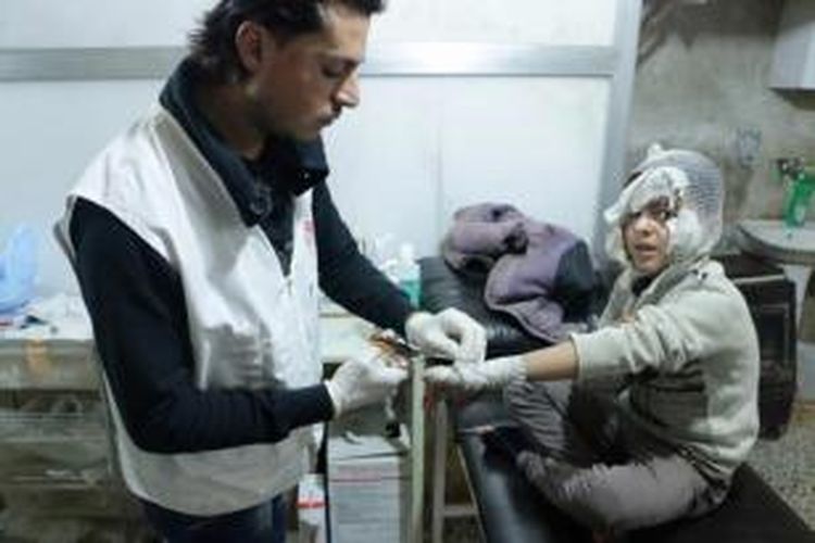 Seorang anak dengan luka bakar sedang ditangani perawat Dokter Lintas Batas (MSF) di Suriah utara, 26 Februari 2015. Lima tahun sudah konflik bergolak di Suriah. Serangan bom, kekerasan, pengungsian adalah kenyataan sehari-hari yang harus dihadapi penduduk Suriah.