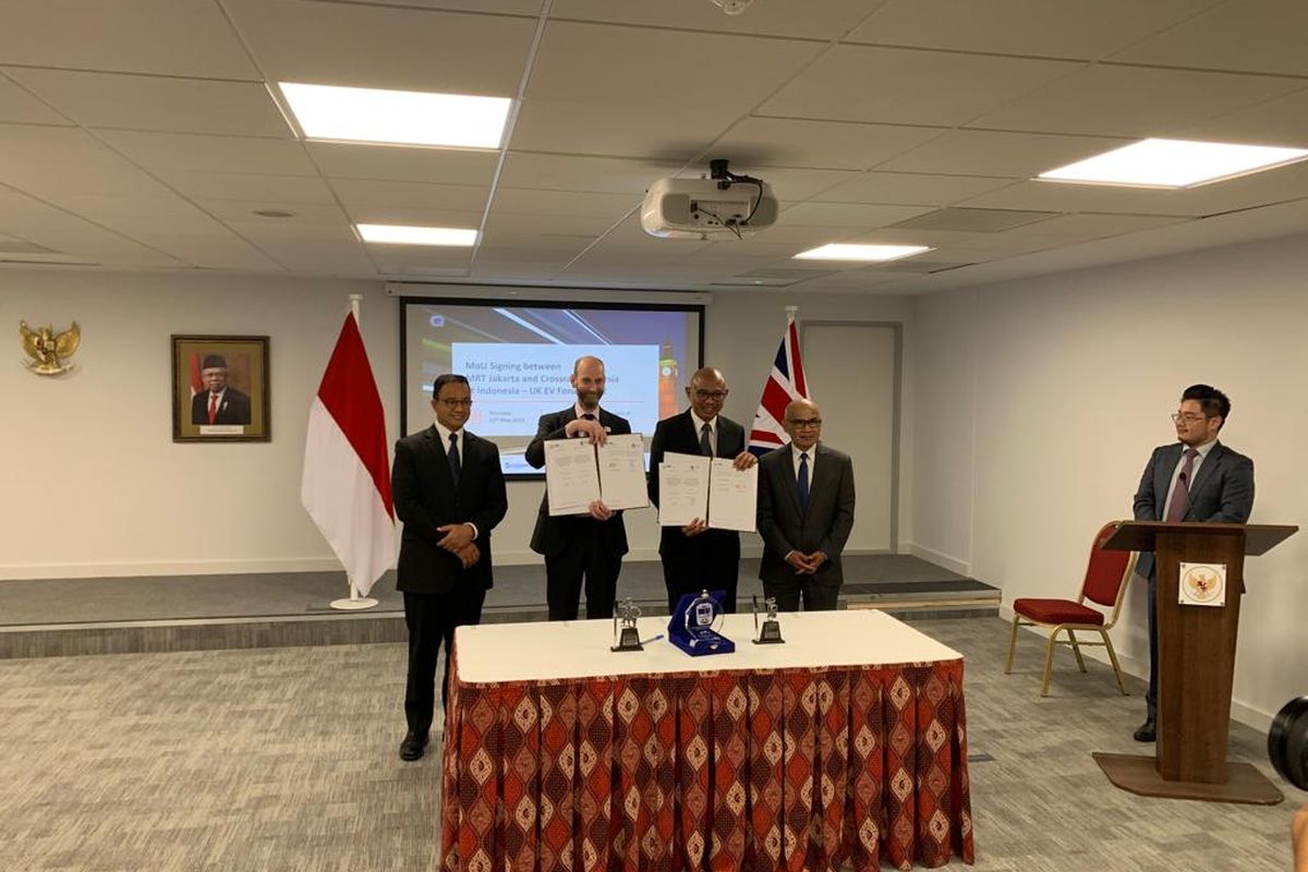 Gubernur DKI Jakarta Anies Baswedan dan Duta Besar Republik Indonesia untuk Kerajaan  Inggris Desra Percaya menyaksikan penandatangan bersama yang dilakukan oleh Direktur PT MRT Jakarta William Sabandar dan CEO Crossrail International Paul Dyson di KBRI London, Kamis (12/5/2022). 