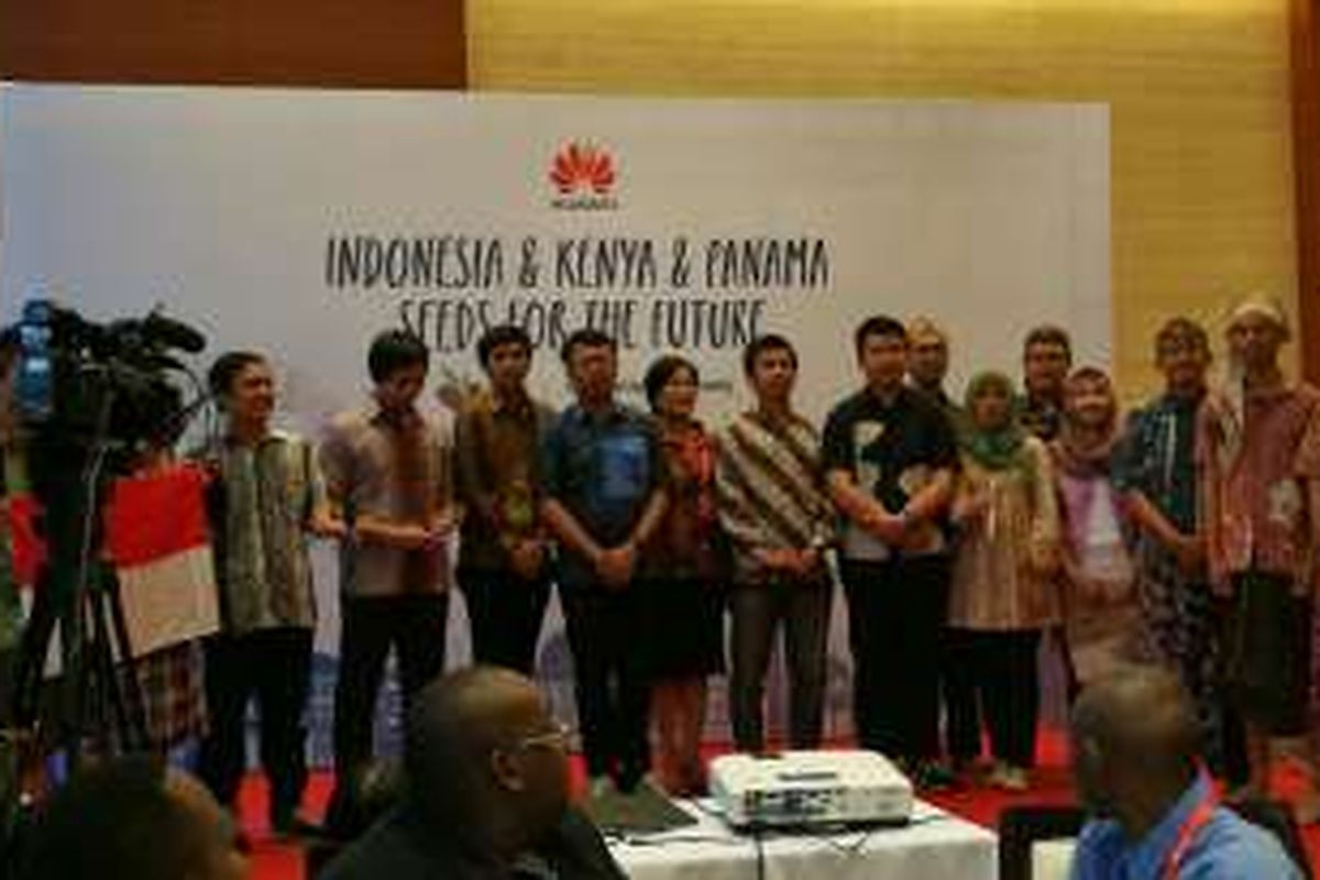 Konjen RI untuk Guangzhou Ratu Silvy, di tengah-tengah mahasiswa Indonesia partisipan Seeds for the Future Program 2016, Shenzhen, Jumat (21/10/2016).