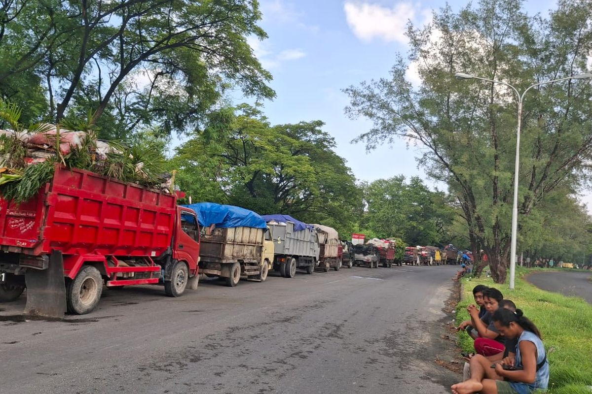 Antrean truk pengangkut sampah mengular di sepanjang bahu Jalan Kura-Kura Bali, Kota Denpasar, Bali, pada Rabu (29/1/2025). Mereka mengantre untuk masuk ke TPA Suwung. KOMPAS.com/ Yohanes Valdi Seriang Ginta