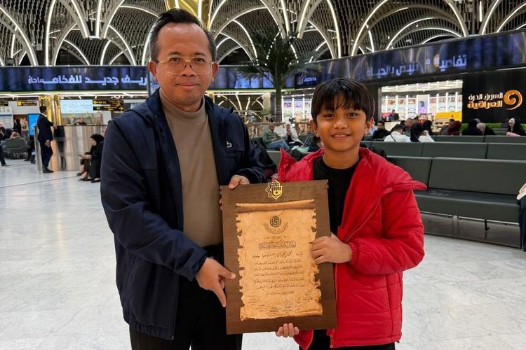 M. Zian Fahrezi (kanan), qari cilik asal Kota Bima, Provinsi Nusa Tenggara Barat yang berhasil meraih Juara I MTQ Internasional Al-Ameed 2026 di Irak.