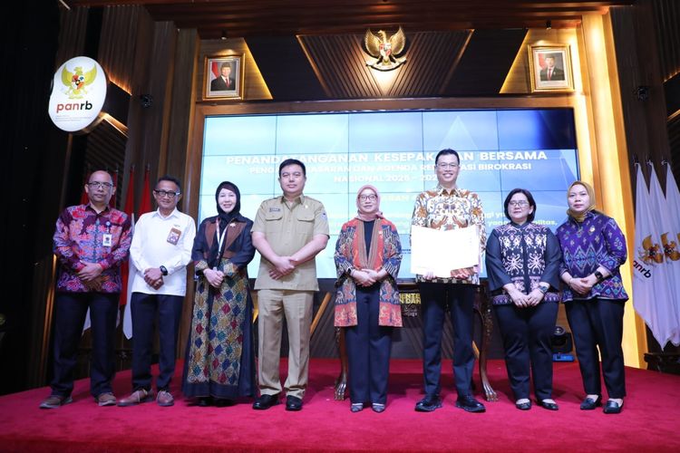 Penandatanganan kesepakatan bersama pengampu sasaran dan agenda Reformasi Birokrasi Nasional 2025?2029 di Jakarta, Selasa (18/11/2025).