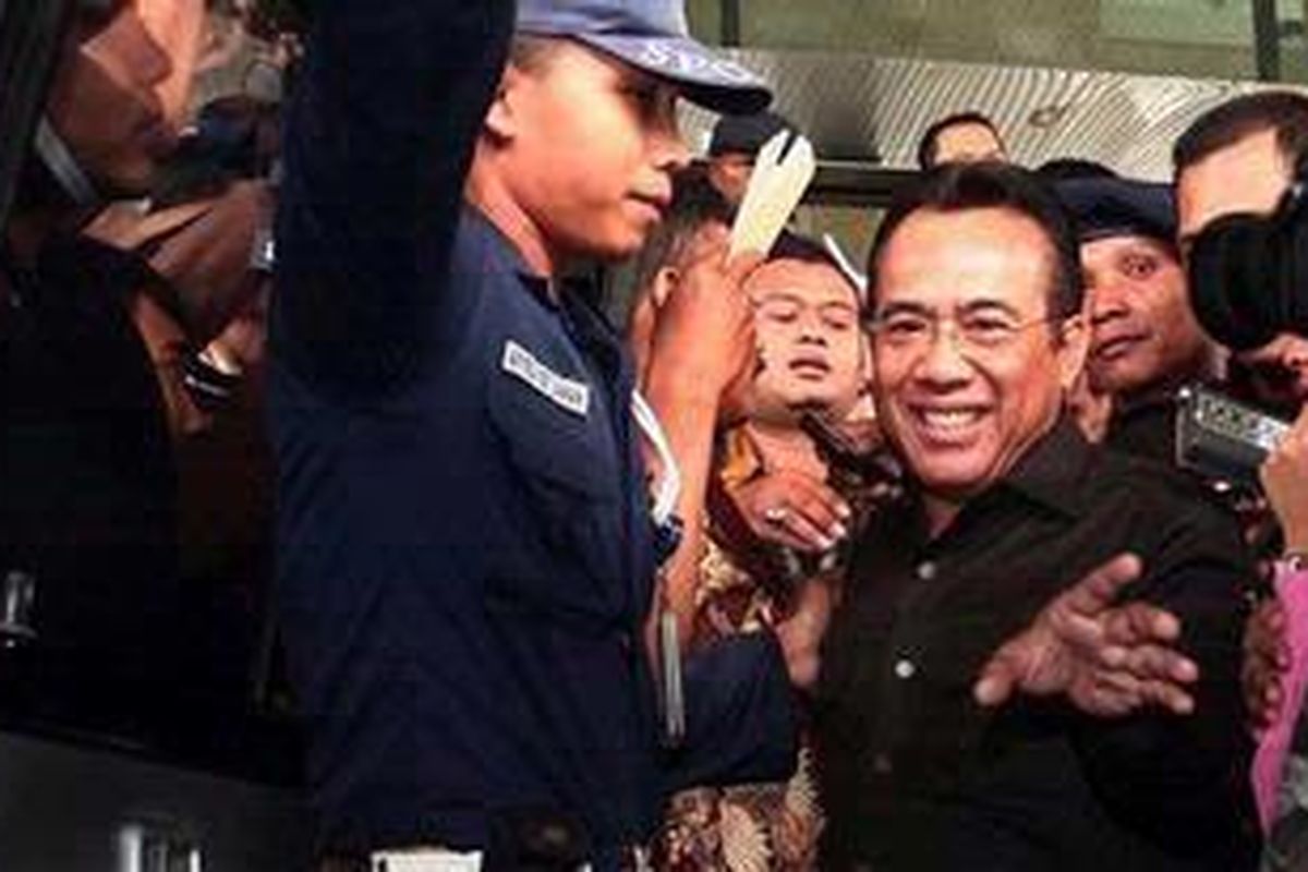 Mantan Anggota DPR dari fraksi Golkar, Paskah Suzetta (kanan), memasuki mobil tahanan Komisi Pemberantasan Korupsi (KPK), usai diperiksa terkait kasus penerimaan traveller cheque (TC) pemilihan Deputi Gubernur Senior Bank Indonesia, Miranda S.Goeltom, Jumat (28/1/2011). KPK langsung menahan 19 orang tersangka dari total 25 orang yang diduga menerima TC.