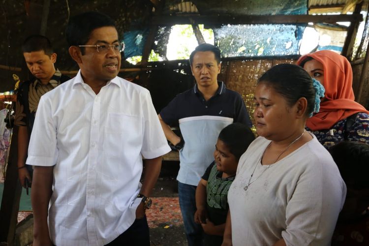 Menteri Sosial Idrus Marham mengunjungi keluarga korban kebakaran di Pinrang, Sulawesi Selatan, Minggu (10/6/2018)