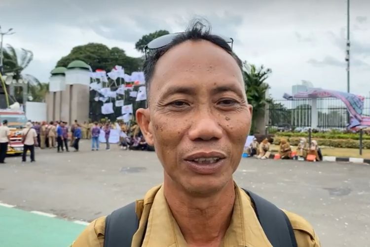 Perangkat desa bernama Abdurrahman ikut dalam aksi demonstrasi di depan Gedung DPR/MPR, Rabu (25/1/2023). Dia sengaja datang dari Sidoarjo, Jawa Tengah untuk menyampaikan tuntutannya kepada pemerintah. 