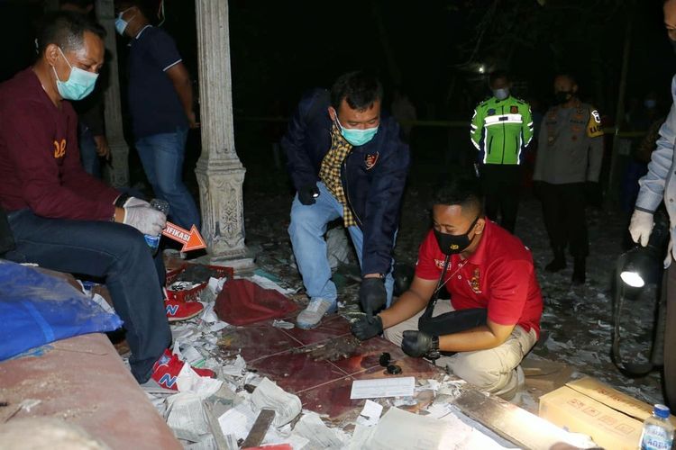 Petugas kepolisian melakukan oleh tempat kejadian perkara tragedi ledakan petasan di Desa Ngabean, Kecamatan Mirit, Kebumen, Jawa Tengah, Rabu (12/5/2021).