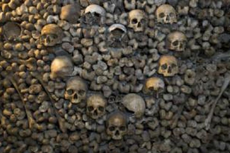 Tulang-tulang dan tengkorak manusia di Catacombs, Paris, yang berasal dari ratusan tahun lalu.