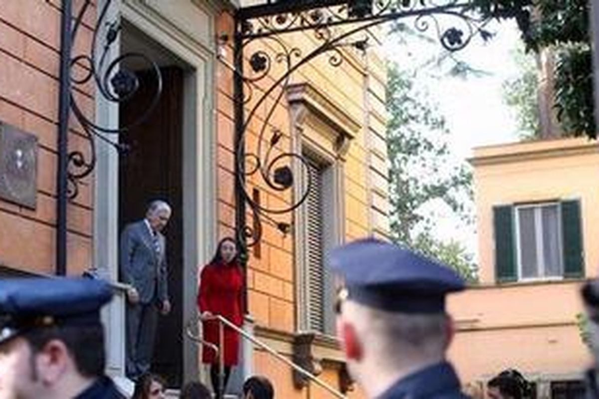 Suasana Kedutaan Besar Chilie di Roma, Italia setelah ledakam bom dari paket yang dikirim ke kantor itu, 23 Desember 2010, setelah ledakan serupa di Kedutaan Besar Swiss di Roma pada hari yang sama. 