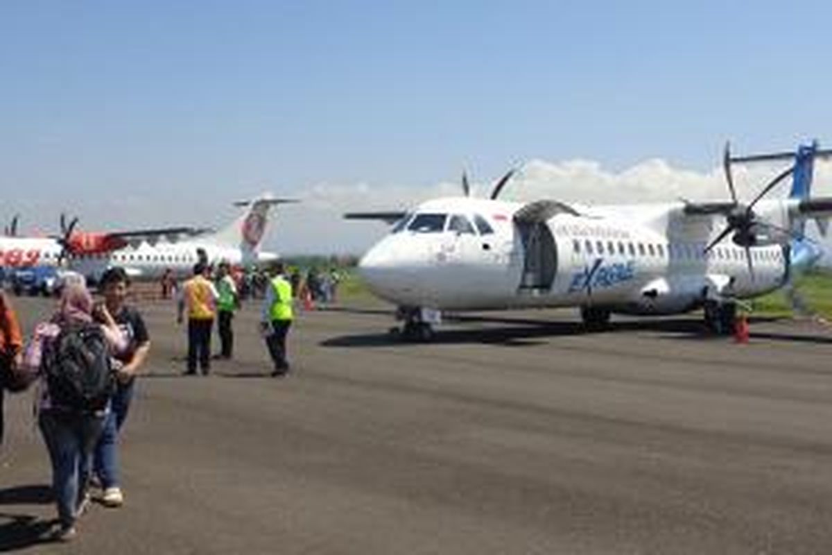 Pesawat Wings Air dan Garuda Indonesia di Bandara Blimbingsari, Banyuwangi, Jawa Timur, Kamis (1/5/2014).